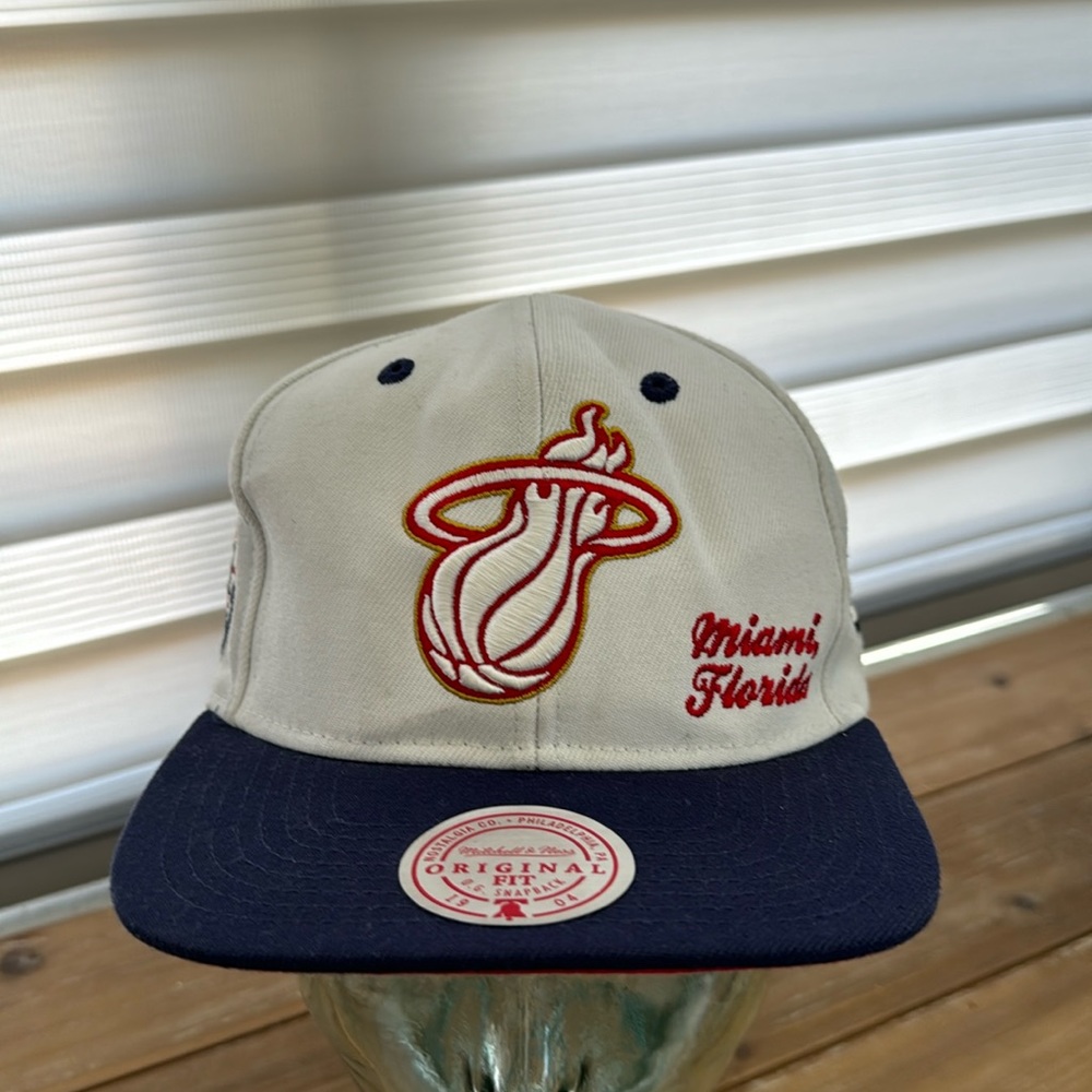 Mitchell & Ness Miami Heat baseball Cap with SnapBack. Good condition pre owned